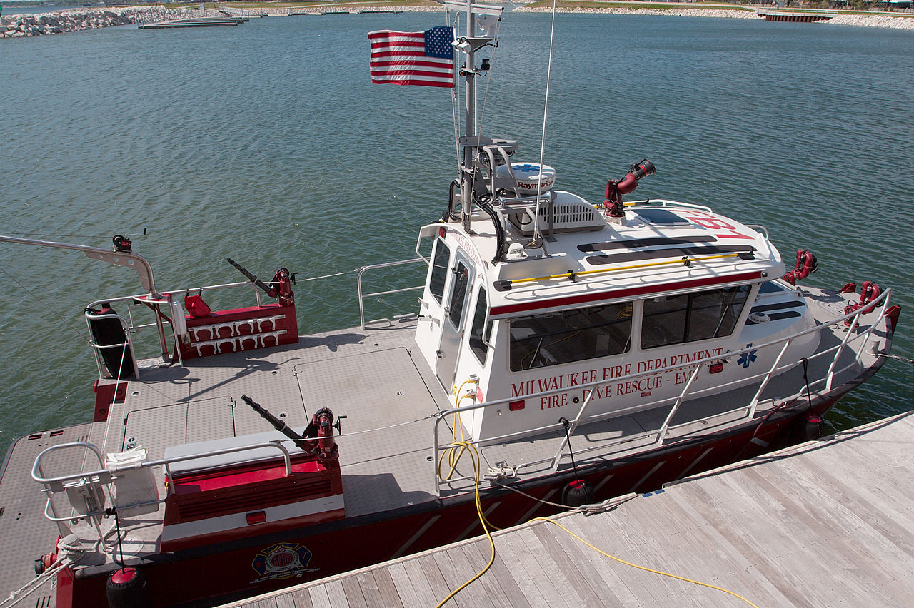 Milwaukee Fire Department boat 5569.jpg