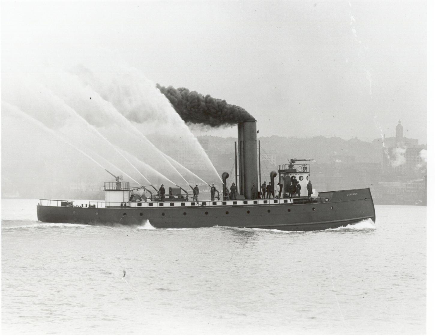Originally the Seattle fireboat Duwamish was built with a 'ram' bow.jpg