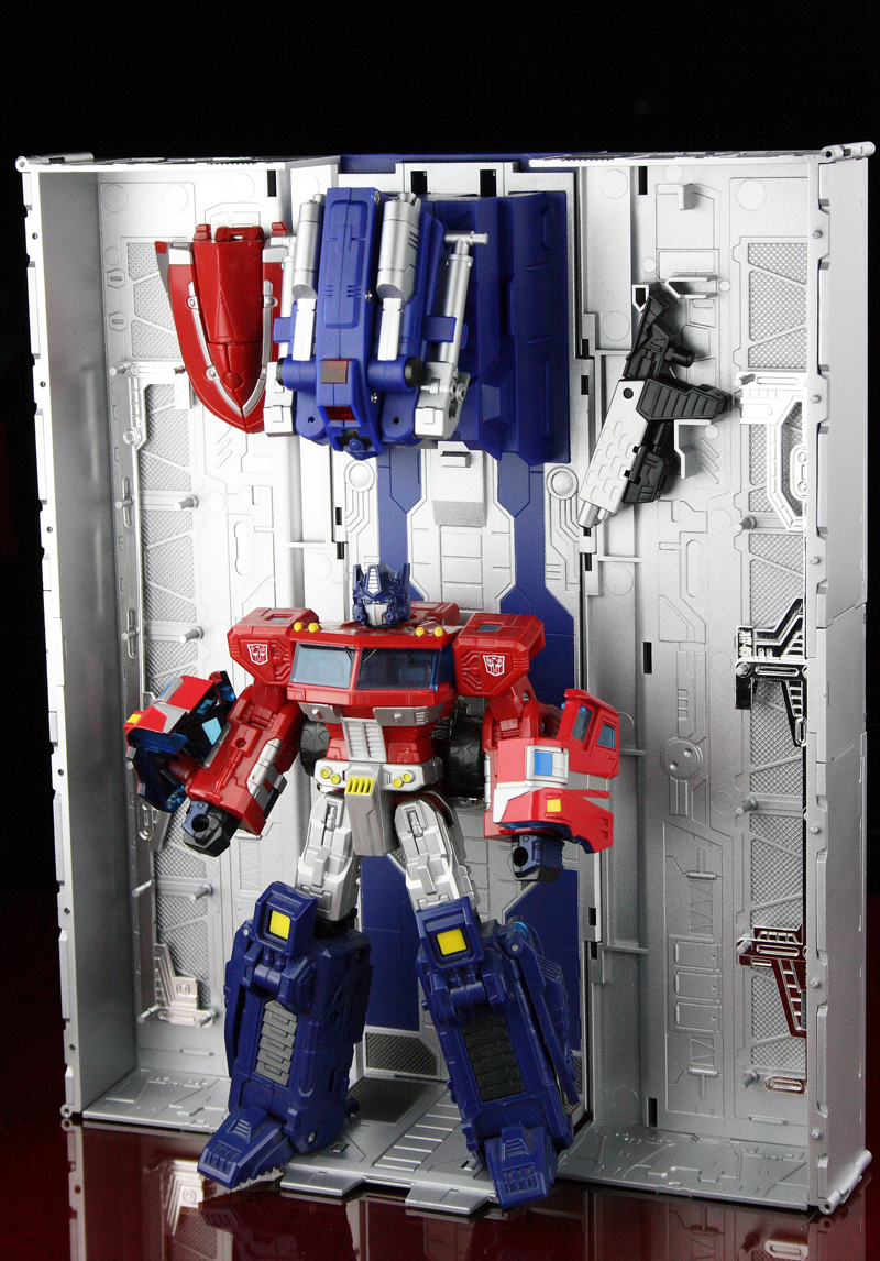 Henkei Convoy with the FansProject G3 Trailer in robot mode