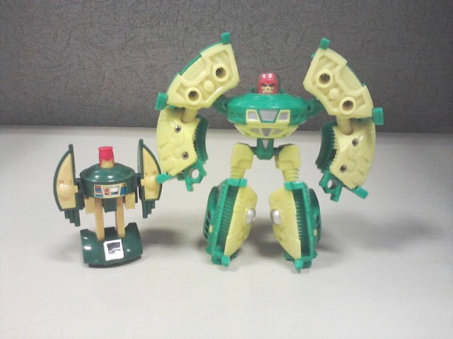 Generation 1 Cosmos and iGear UFO in robot modes