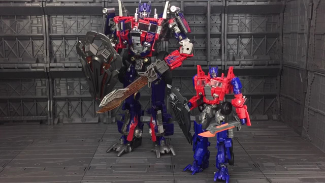 Commander and Age of Extinction Voyager Evasion Mode Optimus Prime in robot mode