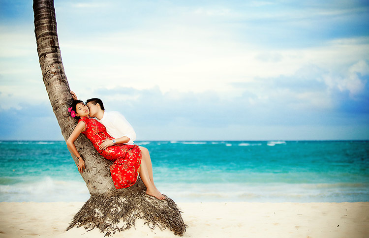 Couple on a paradisiacal beach.jpg